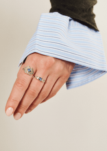Load image into Gallery viewer, Ginger Bague 2 Bleue, or jaune, saphir bleu, diamant salt and pepper, porté 1
