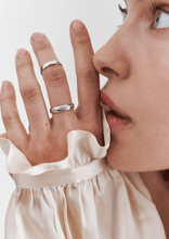 Load image into Gallery viewer, Alliance Miniflower Love 4 or blanc 18k recyclés avec diamants blancs Porté 2
