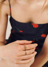 Load image into Gallery viewer, Miniflower bague 1 rouge, or jaune, saphir rose, rubis, émeraudes, porté 1
