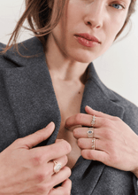 Load image into Gallery viewer, Nymphéa bague 3 diamant or jaune, diamants blancs, Porté 1
