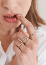 Load image into Gallery viewer, Nymphéa bague 3 diamant or jaune, diamants blancs, Porté 3
