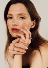 Load image into Gallery viewer, Sophie dAgon Bague Nymphéa 3 Rose, or jaune recyclé , saphir rose, diamants porté 3
