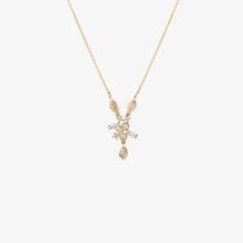 Load image into Gallery viewer, Camélia Collier 1 diamant or jaune, diamants blancs, face
