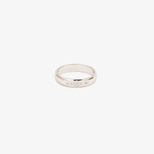 Load image into Gallery viewer, Alliance Miniflower Love 1 , or blanc 18 carats, diamants blancs face
