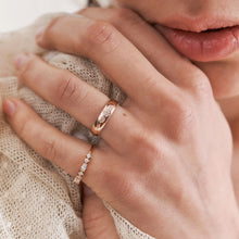 Load image into Gallery viewer, Alliance Miniflower Love 2, or rose 18 carats, diamants blancs Porté 1
