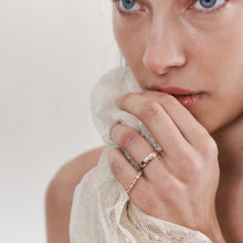 Load image into Gallery viewer, Alliance Miniflower Love 2, or rose 18 carats, diamants blancs Porté 2
