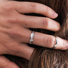 Load image into Gallery viewer, Alliance Miniflower Love 4 or blanc 18k recyclés avec diamants blancs Porté 1
