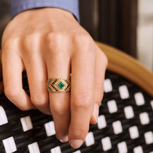 Load image into Gallery viewer, Bague Ani 2 verte, or jaune, diamants noirs, émeraudes, saphirs bleus, jaunes et cognac, Porté 2
