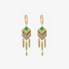 Cargar imagen en el visor de la Galería, Boucles d’oreilles Ani 2 verte, or jaune, diamants noirs, émeraudes, saphirs bleus, jaunes et cognac face

