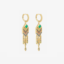 Cargar imagen en el visor de la Galería, Boucles d’oreilles Ani 2 verte, or jaune, diamants noirs, émeraudes, saphirs bleus, jaunes et cognac, Profil
