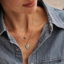 Charger l'image dans la visionneuse de la galerie, Collier Ani 2 Anis en or jaune 18k avec émeraudes et diamants blanc porté 2
