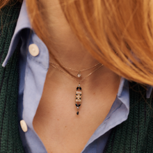 Load image into Gallery viewer, Ava Collier 1 Marine, or Jaune , diamants blancs, saphirs bleu porté 3
