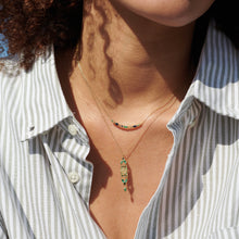 Charger l'image dans la visionneuse de la galerie, Collier Ava or jaune, diamants noirs, saphirs jaunes et émeraudes porté 1

