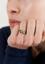 Load image into Gallery viewer, Bague camélia or saphirs bleu emeraude verte sophie d'agon portée 2
