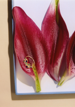 Load image into Gallery viewer, Bague camélia or saphirs bleu emeraude verte sophie d'agon nature-m
