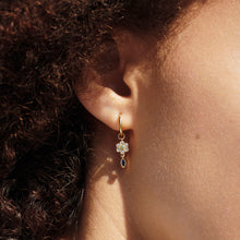 Load image into Gallery viewer, Charm miniflower 2 bleu en or jaune 18 carats, émeraude, diamants et saphir bleu porté
