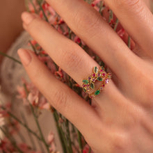 Charger l'image dans la visionneuse de la galerie, Bague Camélia 1 rose, or jaune 18K, émeraudes, rubis et saphirs roses face, porté 1, Bague Gaia 2 diamant or jaune 18K, diamants blancs, face porté 1
