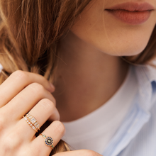 Load image into Gallery viewer, Combo love or 18 carats et diamants, porté 1
