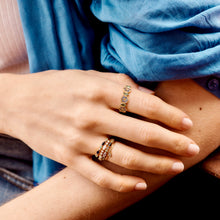 Load image into Gallery viewer, Bague Gaia 2 marine or jaune, saphirs bleus et émeraudes porté
