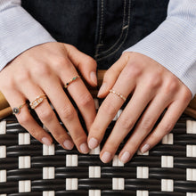 Load image into Gallery viewer, Combo love or 18 carats et diamants, porté 2
