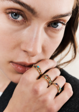 Load image into Gallery viewer, Bague Gaia 2 marine or jaune, saphirs bleus et émeraudes porté
