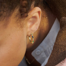 Load image into Gallery viewer, Boucles d'oreilles créoles Gaia or jaune, saphirs et émeraudes portées 3
