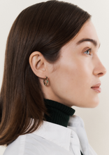 Load image into Gallery viewer, Boucles d'oreilles créoles Gaia or jaune, saphirs et émeraudes portées 2
