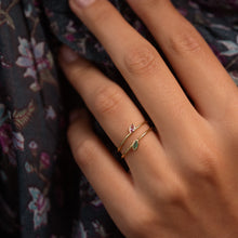 Load image into Gallery viewer, Bague Georgia 1 Rose en or jaune avec saphir rose porté 2

