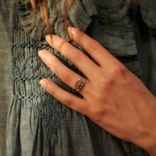 Load image into Gallery viewer, Ginger Emeraude Rubis saphir Rose Or 18 carats Sophie d'Agon porté 1
