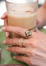 Load image into Gallery viewer, Ginger bague 4 Forêt, émail, saphir, diamants salt &amp; pepper, portée 2
