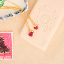 Load image into Gallery viewer, Maxi Coeur Collier 1 Rouge, or jaune 18 carats, rubis, face
