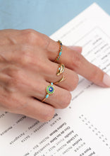 Load image into Gallery viewer, Bague Luna 1 Hydra en or 18k avec émeraudes, saphirs jaune et turquoises porté 1

