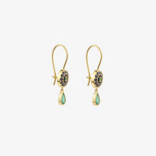 Charger l'image dans la visionneuse de la galerie, Boucles d'oreilles Luna or jaune, émail noir, émeraudes et saphirs bleus profil
