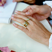 Load image into Gallery viewer, Maxiflower Bague Crocus en or jaune 18 carats avec éméraudes, saphirs roses, rubis, saphirs bleus et saphir jaune porté 3
