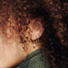 Load image into Gallery viewer, mini boucle d'oreilles luciole turquoise or jaune turquoise naturelle porté 2
