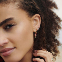Load image into Gallery viewer, mini boucle d'oreilles or jaune rubis porté 2

