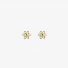 Load image into Gallery viewer, Puces d'oreilles Miniflower 4 brume, or jaune, diamants champagne et émeraudes face
