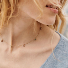 Load image into Gallery viewer, Collier choker Miniflower or jaune, émeraudes, rubis et saphir rose porté 1
