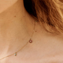 Load image into Gallery viewer, Collier choker Miniflower or jaune, émeraudes, rubis et saphir rose porté 3
