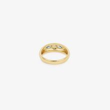 Load image into Gallery viewer, Miniflower Bague 2 Lavande en or 18 carats avec émeraudes, saphir jaune et saphirs bleus dos
