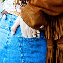 Load image into Gallery viewer, Miniflower Bague 2 Lavande en or 18 carats avec émeraudes, saphir jaune et saphirs bleus porté 1
