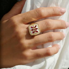 Load image into Gallery viewer, Bague Rita 3 rose or jaune, émail, saphirs, rubis et diamants Porté 1
