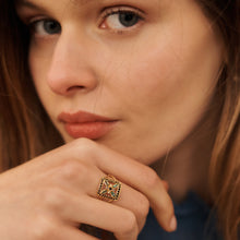 Load image into Gallery viewer, Bague Rita 1 verte or jaune, saphirs, émeraudes et diamants porté 1
