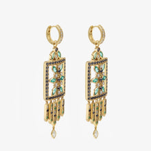 Load image into Gallery viewer, Boucles d'oreilles Rita 1 Verts en or 18 K, Saphirs, Diamants et émeraudes profil
