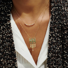 Charger l'image dans la visionneuse de la galerie, Collier Rita 1 Vert or 18k emeraude, saphir, diamants Porté 1
