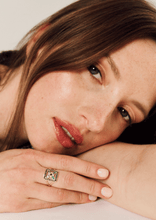 Load image into Gallery viewer, Bague Rita 1 verte or jaune, saphirs, émeraudes et diamants porté 1
