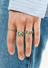 Load image into Gallery viewer, Bague Ani 2 Hydra en or 18k avec émeraudes, saphirs bleus et diamants blancs porté 1
