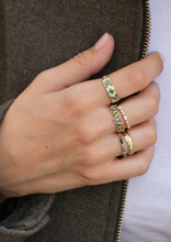 Load image into Gallery viewer, Bague Ani 3 Hydra en or 18k avec émeraudes, saphirs bleu, diamants blancs porté 
