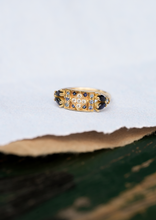 Load image into Gallery viewer, Bague Ava 2 marine or jaune, saphirs bleus, diamants salt and pepper porté
