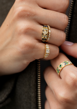 Load image into Gallery viewer, Bague Ava 2 marine or jaune, saphirs bleus, diamants salt and pepper porté
